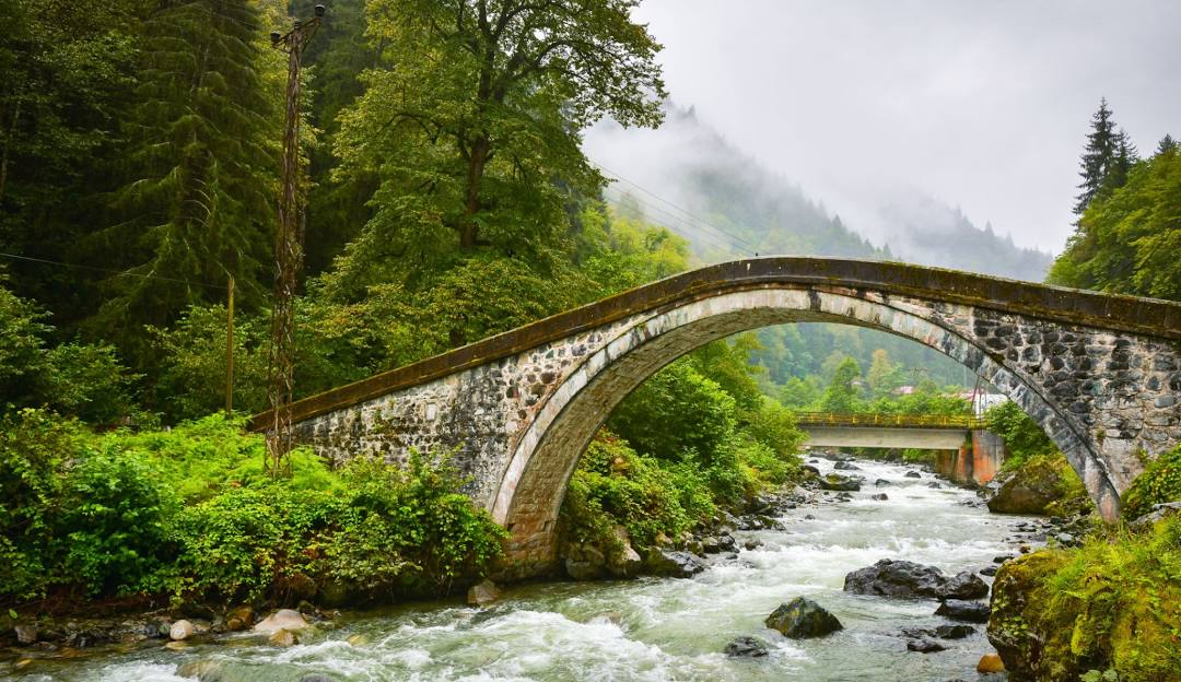 Rize’nin eşsiz doğasında yer alan Fırtına Deresi ve kemer köprü