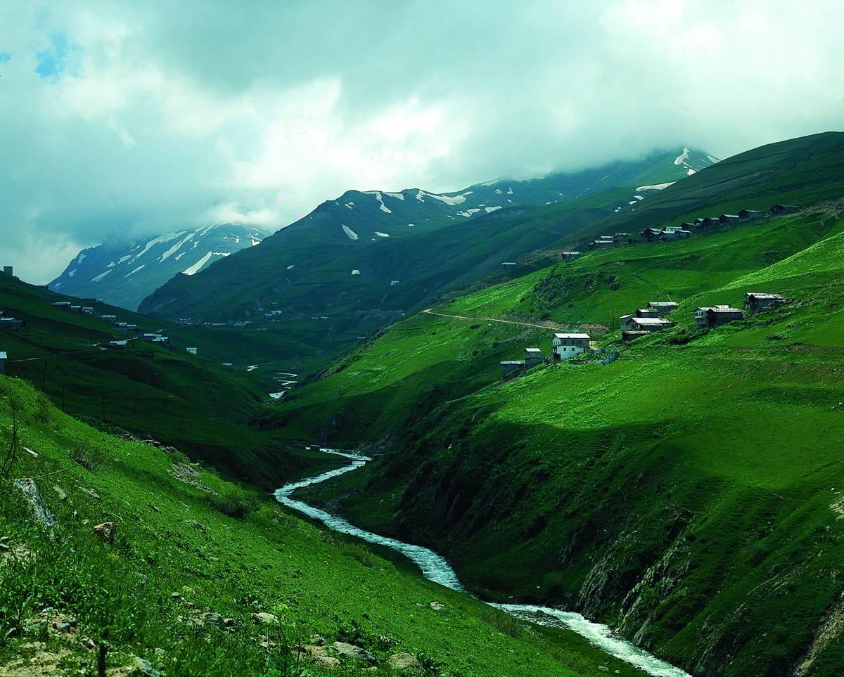 Rize’de bulunan Anzer Yaylası, doğal bitki örtüsüyle ünlü yayla